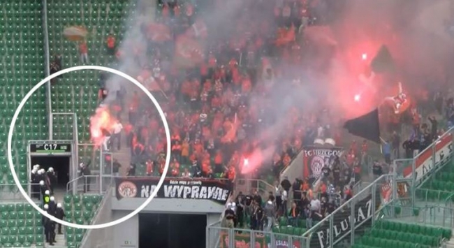 Utakmica u Poljskoj redar sa bacačem plamena vs navijač xD